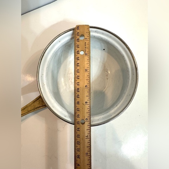 Tabletops Unlimited 1 Qt Enamelware Sauce Pan with Lid VTG. - Picture 5 of 8